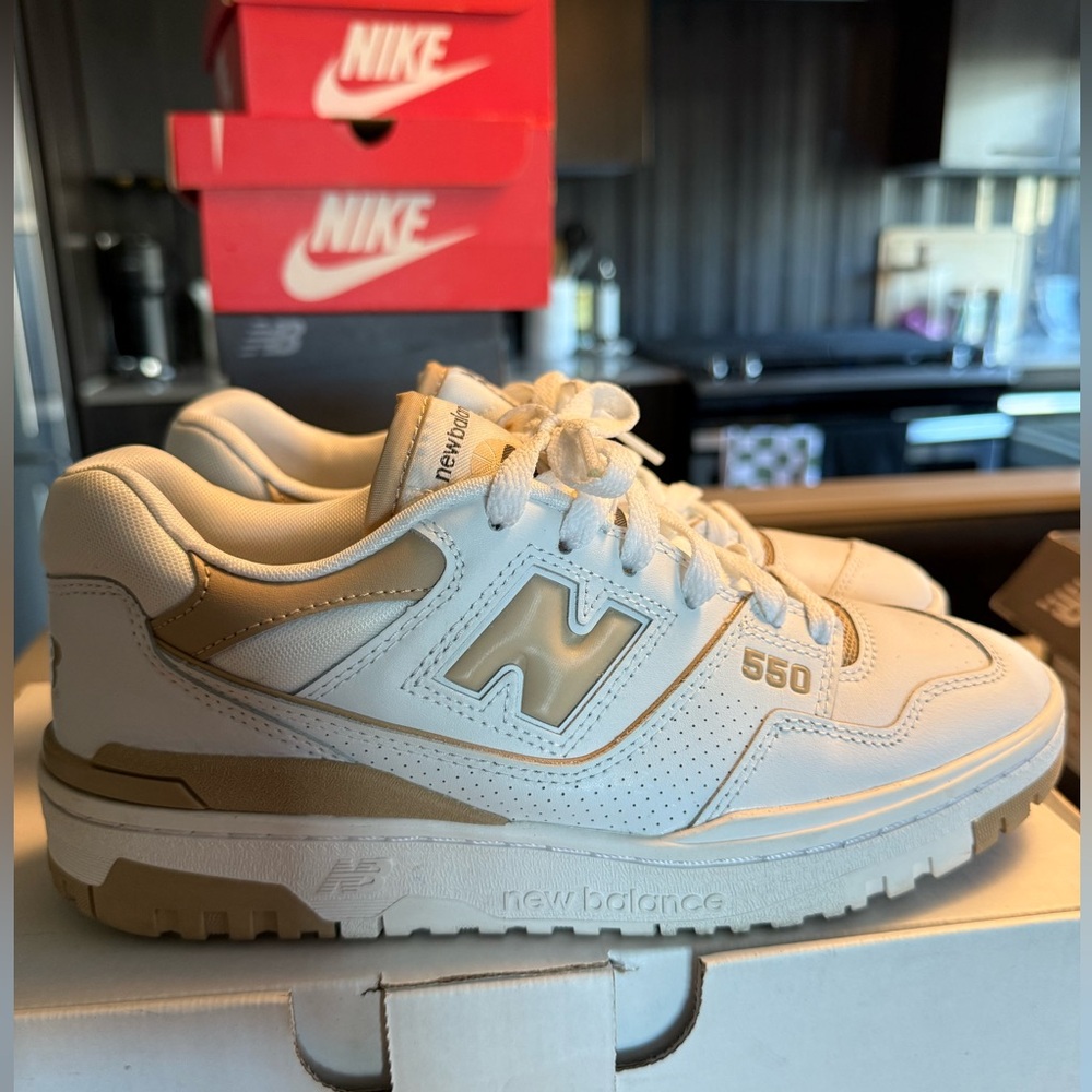 New Balance 550 Sneakers Women’s 8 tan & white